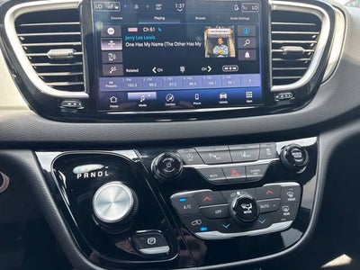 2025 Chrysler Pacifica Select
