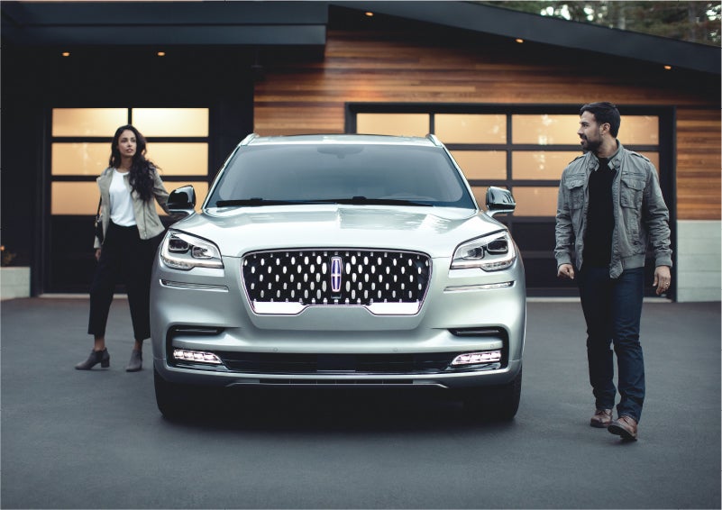 The sparkling grille of the 2023 Lincoln Aviator® Grand Touring model | Cummins Lincoln in Weatherford OK