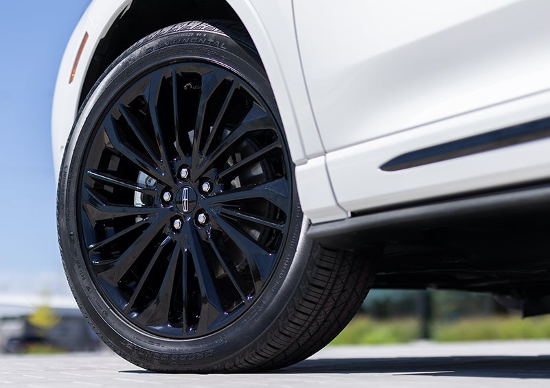 The stylish blacked-out 20-inch wheels from the available Jet Appearance Package are shown. | Cummins Lincoln in Weatherford OK