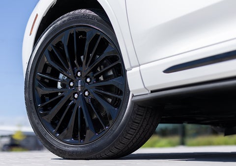 The stylish blacked-out 20-inch wheels from the available Jet Appearance Package are shown. | Cummins Lincoln in Weatherford OK