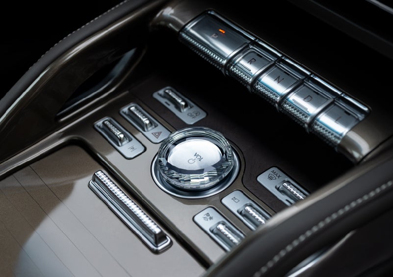 A crystal-inspired volume knob is shown in the center floor console of a 2026 Lincoln Nautilus® SUV. | Cummins Lincoln in Weatherford OK