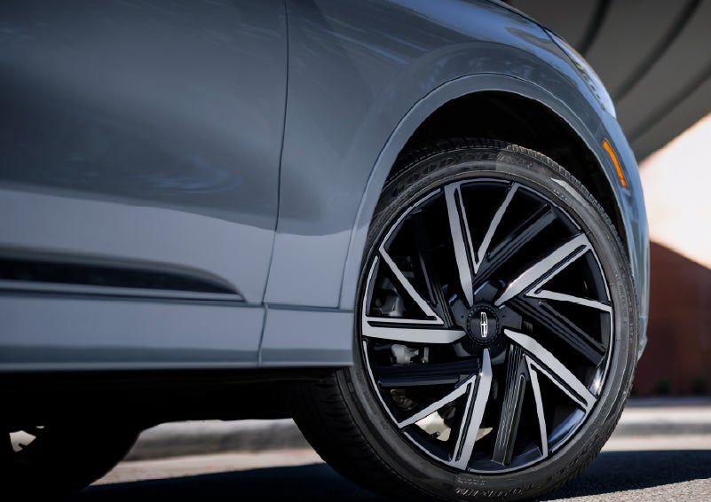 The wheel of the 2027 Lincoln Aviator® Black Label™ SUV is shown slightly angled out. | Cummins Lincoln in Weatherford OK